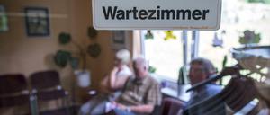 Warten auf die Behandlung. In der Pandemie hat der Ärger der Patienten darüber deutlich zugenommen.