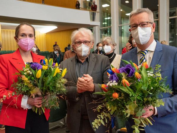 Gruppenfoto mit Blumensträußen.