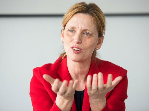 Karin Prien gestikuliert in einem Interview.