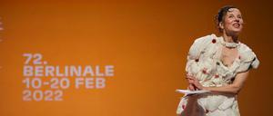 Charmant, etwas Pathos, etwas Nervosität: Meret Becker gibt den Ton vor bei der Eröffnungs-Gala der 72. Berlinale.