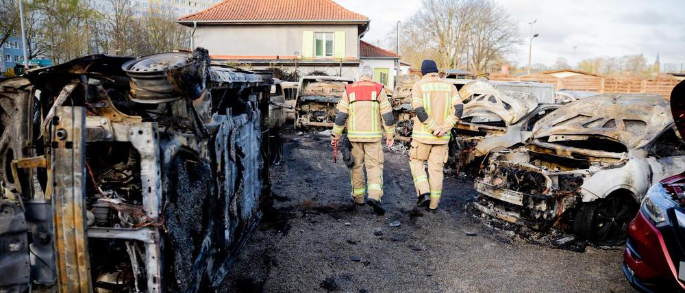 Auf dem Parkplatz eines Autohauses in Köpenick gingen im vergangenen April 20 Autos in Flammen auf.