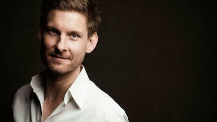 Kristian Bezuidenhout leitete das Konzert vom Cembalo aus.