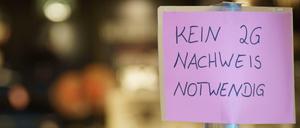 Ein Schild mit der Aufschrift am Eingang zu einem Geschäft in der Darmstädter Innenstadt.