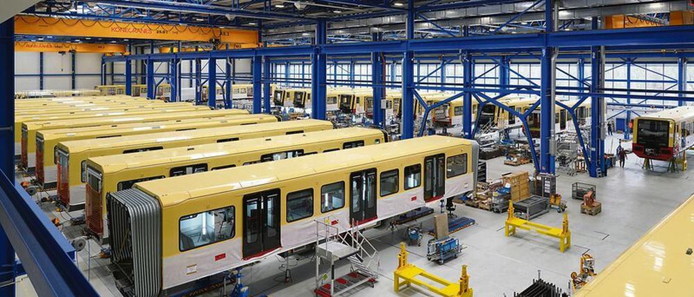 In einer neuen Halle werden aktuell die S-Bahn-Wagen und demnächst die Berliner U-Bahn montiert. Stadler investiert rund 100 Millionen Euro in Pankow. Der Konzern aus der Schweiz ist in den vergangenen Jahren rasant gewachsen und beschäftigt inzwischen 13 000 Mitarbeiter, davon 1500 in Berlin und Brandenburg. 