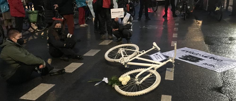 Etwa 200 Menschen versammelten sich bei der Mahnwache für die erste tödlich verunglückte Radfahrerin 2022.