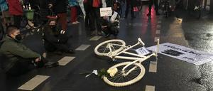 Etwa 200 Menschen versammelten sich bei der Mahnwache für die erste tödlich verunglückte Radfahrerin 2022.