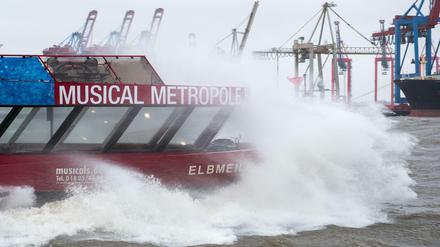 Eine Hafenfähre fährt im Sturm auf der Elbe.