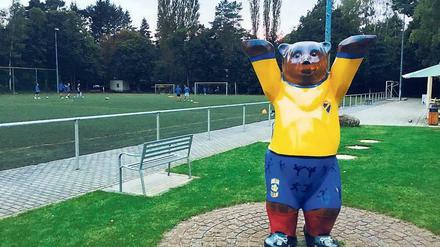 Wahrzeichen am Gößweinsteiner Gang: Der Bär in Kladower Vereinsfarben.