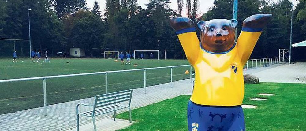 Wahrzeichen am Gößweinsteiner Gang: Der Bär in Kladower Vereinsfarben.