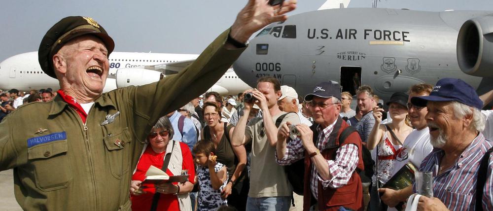 Der "Rosinenbomber-Pilot", Gail Halvorsen auf der Internationalen Luft- und Raumfahrtausstellung ILA auf dem Flughafen Berlin-Schönefeld.