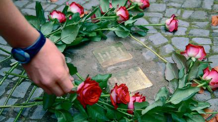 Eine Stolperstein-Verlegung in Berlin (Symbolbild).