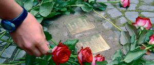 Eine Stolperstein-Verlegung in Berlin (Symbolbild).