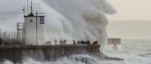 Sturm „Eunice“ über Großbritannien: Wellen an der Küste von Südwales 