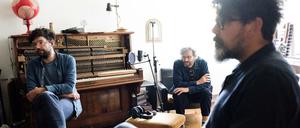 Im Kern bestehen The Notwist mittlerweile aus Cico Beck und den Gebrüdern Acher (v. li.), doch wird das Trio bei Aufnahmen und auf der Bühne durch Gitarrist Max Punktezahl, Karl Refseth am Vibraphone und Andi Haberl am Schlagzeug ergänzt. 