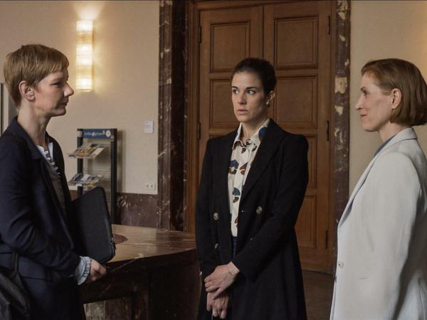 Akademisches Trio. Hannah (Sandra Hüller), Clara (Anne Schäfer) und Professorin Margot (Judith Hofmann) treiben Philosophie.