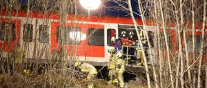 Rettungskräfte arbeiten an der Unfallstelle im Landkreis München.