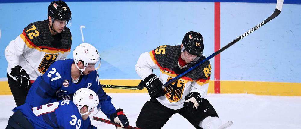 Gegen die USA muss die deutsche Eishockeymannschaft sich mit 2.3 zufrieden geben.