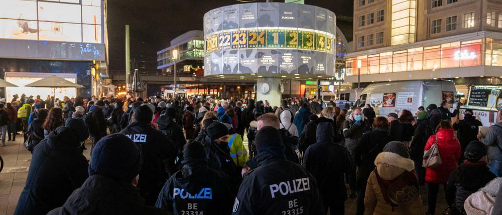 Immer wieder montags: Gegner der Corona-Maßnahmen, aktuelle vor allem auch der Impfpflicht, bei einer Demonstration auf dem Alexanderplatz.