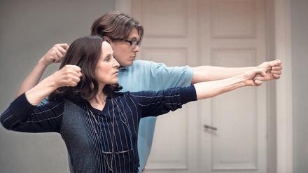 Sprecherziehung. Anna (Sophie Rois) und Arian (Milan Herms) schießen mit Pfeilen auf Konsonanten und kommen sich dabei unweigerlich näher.