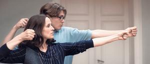 Sprecherziehung. Anna (Sophie Rois) und Arian (Milan Herms) schießen mit Pfeilen auf Konsonanten und kommen sich dabei unweigerlich näher.