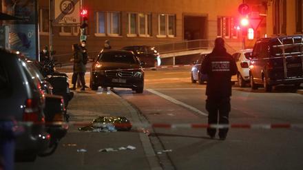 Eine Wärmefolie liegt auf der Straße. Der Tatbereich in der Ulmer Innenstadt wurde von der Polizei abgesperrt.