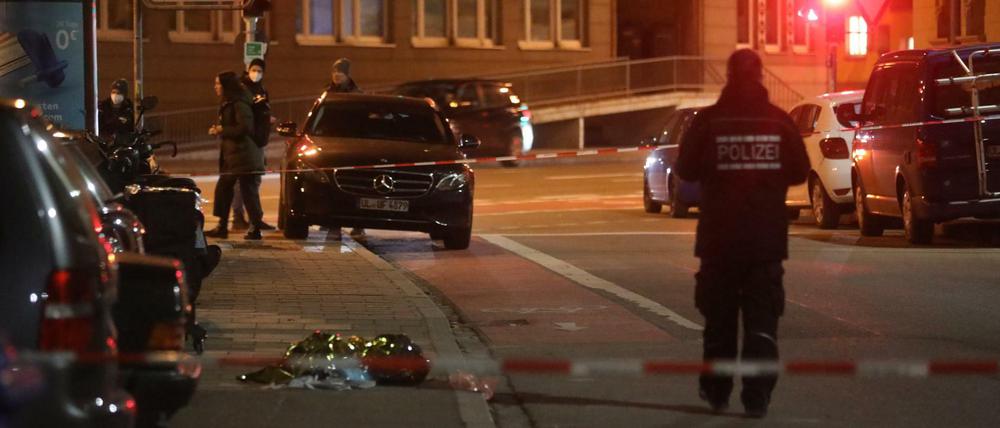 Eine Wärmefolie liegt auf der Straße. Der Tatbereich in der Ulmer Innenstadt wurde von der Polizei abgesperrt.