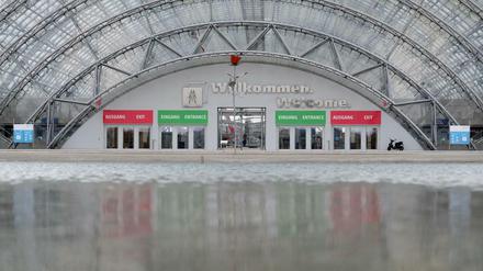 Die Fassade der Glashalle des Messegeländes, das dieses Jahr wieder leer bleibt