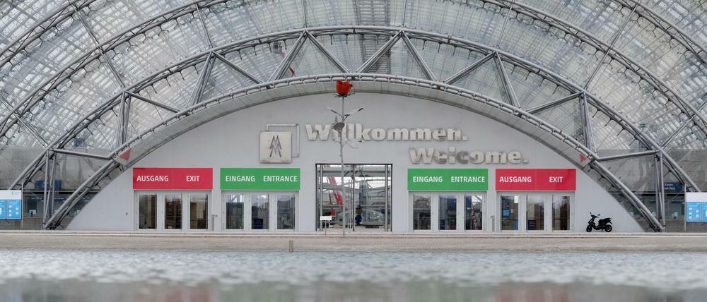 Die Fassade der Glashalle des Messegeländes, das dieses Jahr wieder leer bleibt