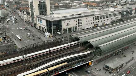 Berlins Verkehrsknoten im Westen der Stadt: Spandau. Hier müssen alle durch - ob Pendler oder ICE-Reisende.