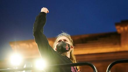Die Faust gegen Gewalt: eine Frau des Mädchen- und Jugendsportzentrums Centre Talma am Montagabend auf der Bühne vor dem Brandenburger Tor.