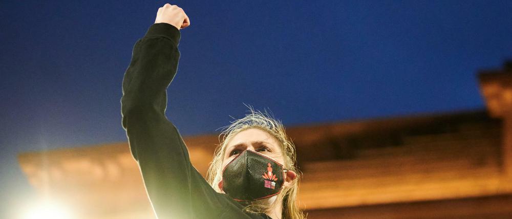 Die Faust gegen Gewalt: eine Frau des Mädchen- und Jugendsportzentrums Centre Talma am Montagabend auf der Bühne vor dem Brandenburger Tor.