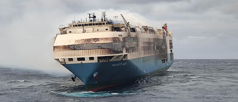 Der Frachter mit deutschen Autos an Bord brennt noch immer im Atlantik.