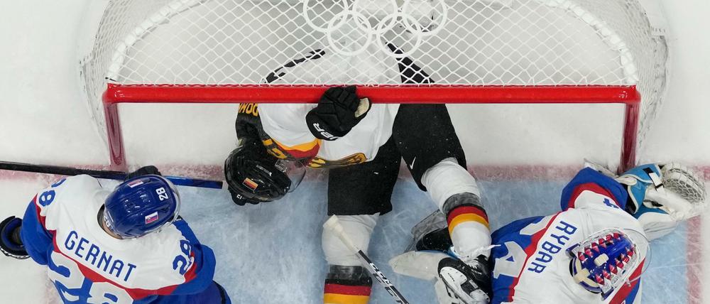 Endlich ist er drin! Nationalspieler Nicolas Krämmer (Mitte) hat allerdings keine Freude daran.