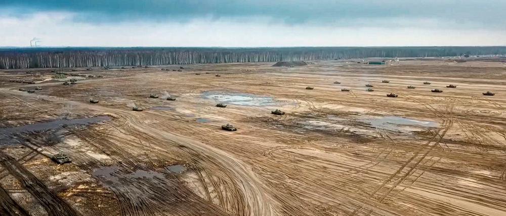 Dieses vom Pressedienst des russischen Verteidigungsministeriums zur Verfügung gestellte Foto zeigt Panzer und gepanzerte Fahrzeuge, die sich auf dem Übungsgelände während der Militärübung „Union Courage-2022“ zwischen Russland und Belarus bewegen.