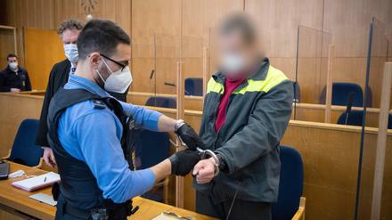In Polizeibegleitung. Der Angeklagt ist sich sicher, dass auch Beamte in der rechten Chatgruppe waren. 