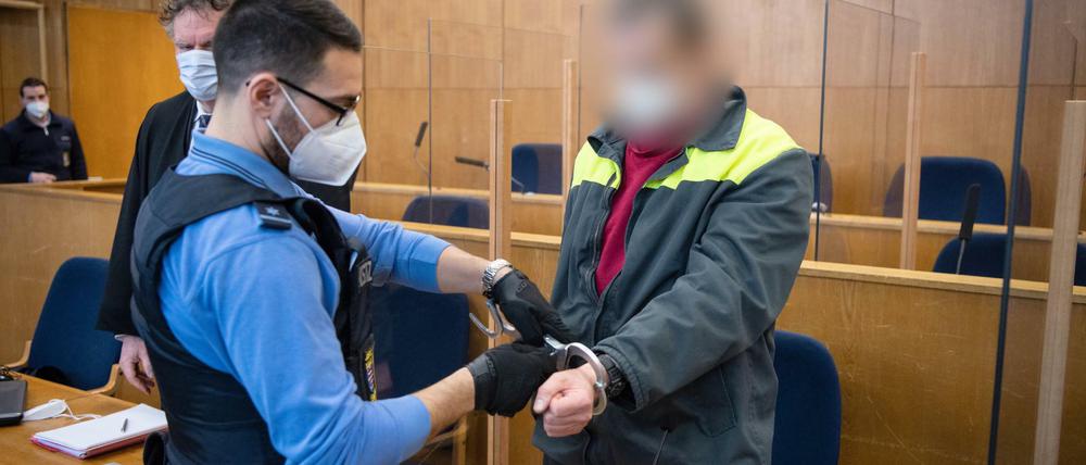 In Polizeibegleitung. Der Angeklagt ist sich sicher, dass auch Beamte in der rechten Chatgruppe waren.