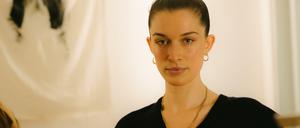 Passt. Ballard zieht alle Outfits selbst an.