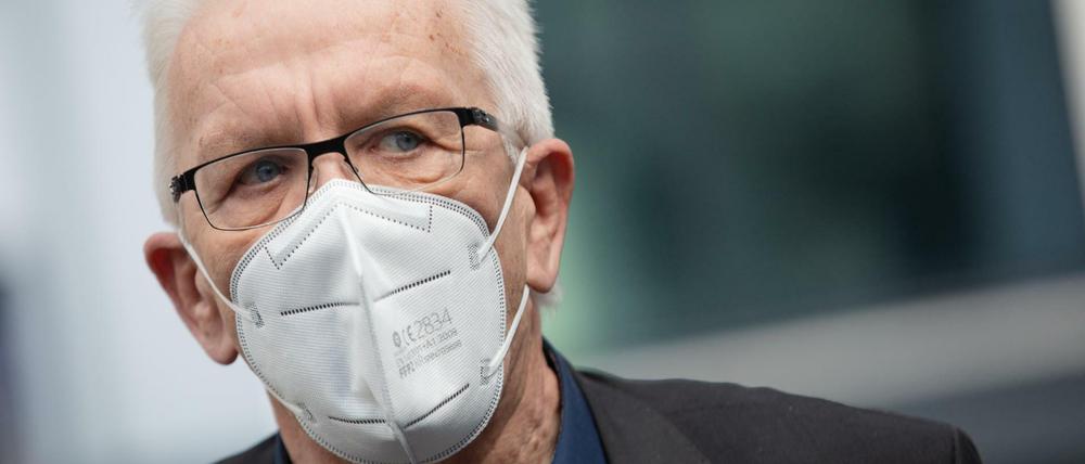 Rund 350 Menschen sind am Montagabend am Haus von Winfried Kretschmann, Ministerpräsident Baden-Württembergs, vorbeigelaufen.
