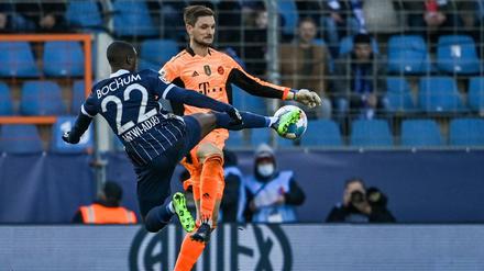 Zuletzt gewann Christopher Antwi-Adjei mit dem VfL Bochum gegen die Bayern (re. Torwart Sven Ulreich).
