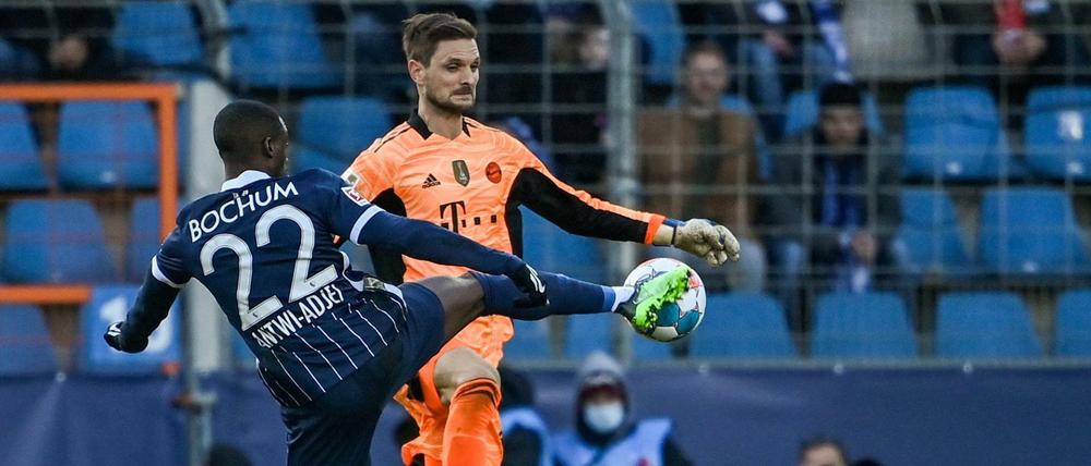 Zuletzt gewann Christopher Antwi-Adjei mit dem VfL Bochum gegen die Bayern (re. Torwart Sven Ulreich).