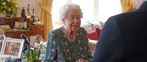 Queen Elizabeth spricht während einer Audienz im Windsor Castle.