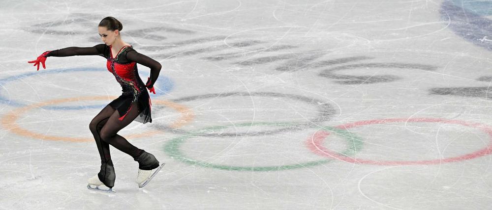 Trotz eines positiven Dopingtests darf Gold-Favoritin Kamila Walijewa im olympischen Eiskunstlauf-Einzel starten.