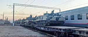 Auf diesem Videostandbild des Pressedienstes des russischen Verteidigungsministeriums sind russische gepanzerte Fahrzeuge nach dem Ende von Militärübungen in Südrussland auf Bahnsteige verladen worden.