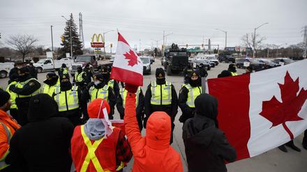 Demonstranten blockieren die „Ambassador Bridge“ und sehen sich einer geschlossenen Reihe der kanadischen Polizei gegenüber.