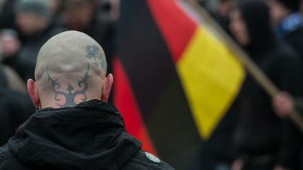 Bei Razzien fanden die Ermittler Hakenkreuz-Dekorationen, Messer, Macheten, Schlagringe, NS-Propaganda und Material der „Identitäten Bewegung“.