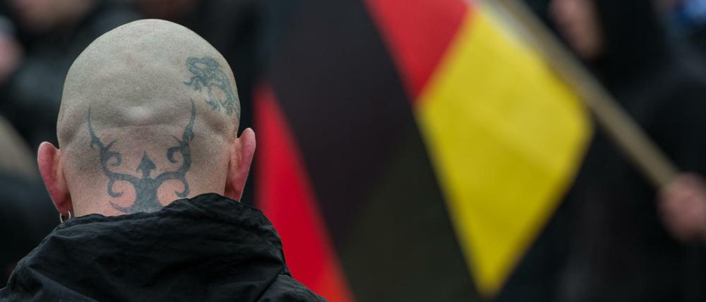 Bei Razzien fanden die Ermittler Hakenkreuz-Dekorationen, Messer, Macheten, Schlagringe, NS-Propaganda und Material der „Identitäten Bewegung“.