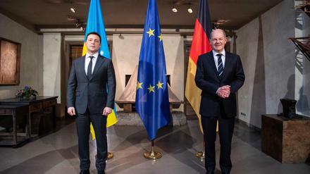Olaf Scholz (R) und Volodymyr Selensky 