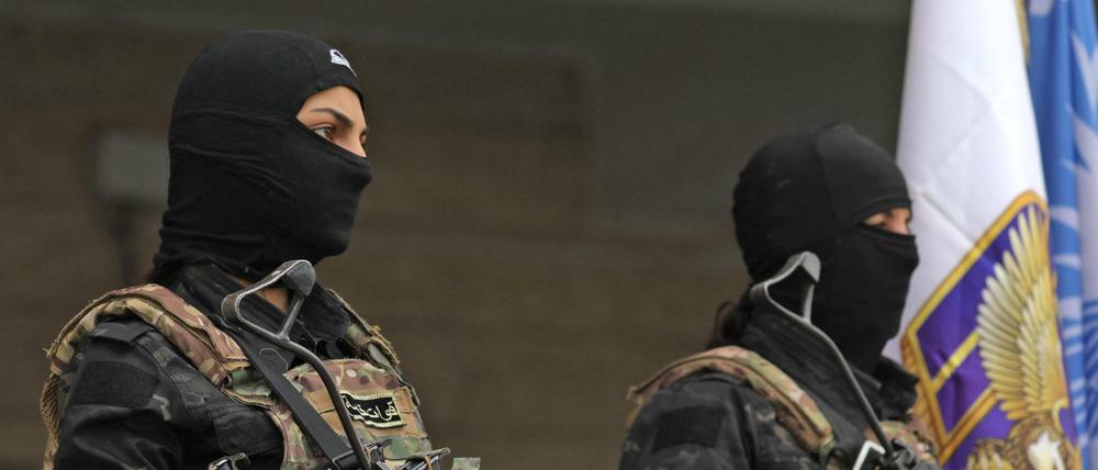 Männer und Frauen der SDF verteidigen Nordsyriens kurdische Autonomieregion (Bild aus dem Januar 2022).