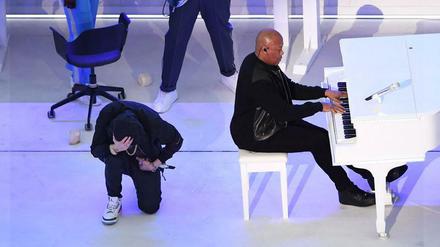 US-Rapper Eminem kniet während seines Auftritts beim Super Bowl am 13. Februar 2022.
