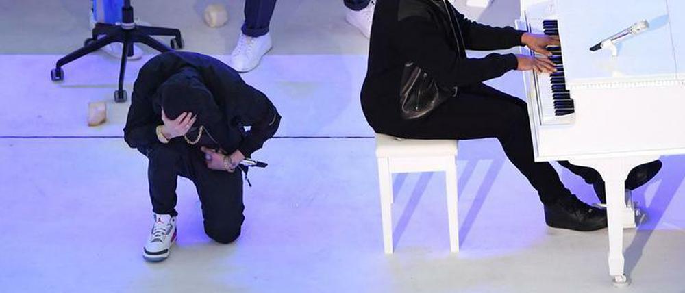 US-Rapper Eminem kniet während seines Auftritts beim Super Bowl am 13. Februar 2022.